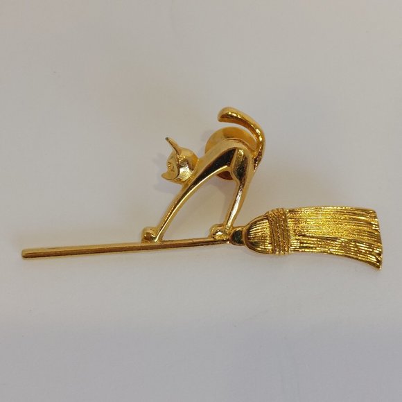 Vintage Halloween Scaredy Cat Witch's Broom Gold Tone Brooch Pin - Picture 7 of 7